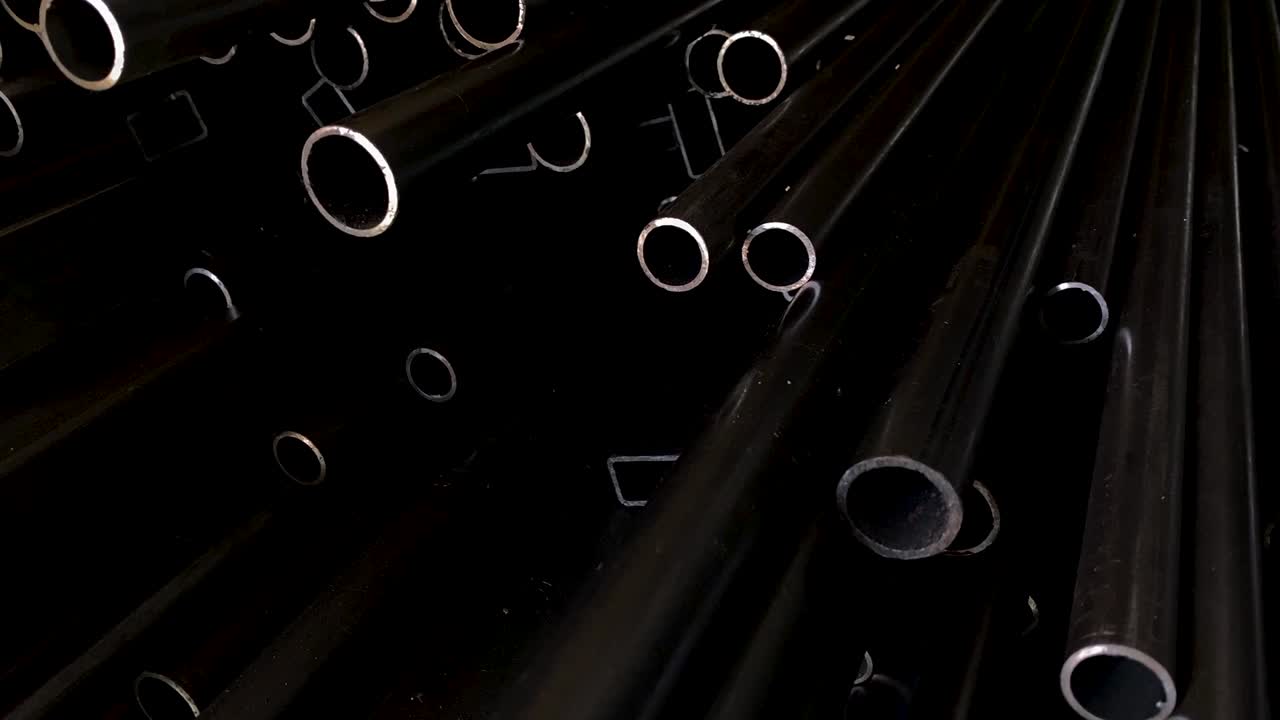 disparo de cerca de una pila de tuberías negras