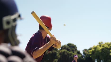 Bateador-Golpeando-La-Pelota-Durante-La-Sesión-De-Práctica