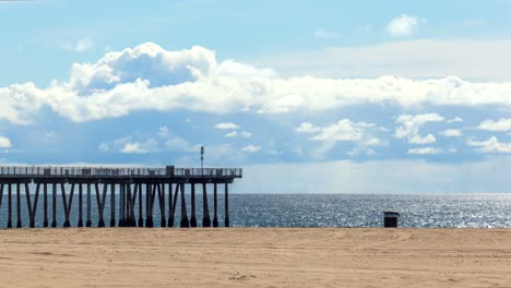 Bewölkter-Tag-Am-Hermosa-Beach-Pier,-Kalifornien,-Zeitraffer