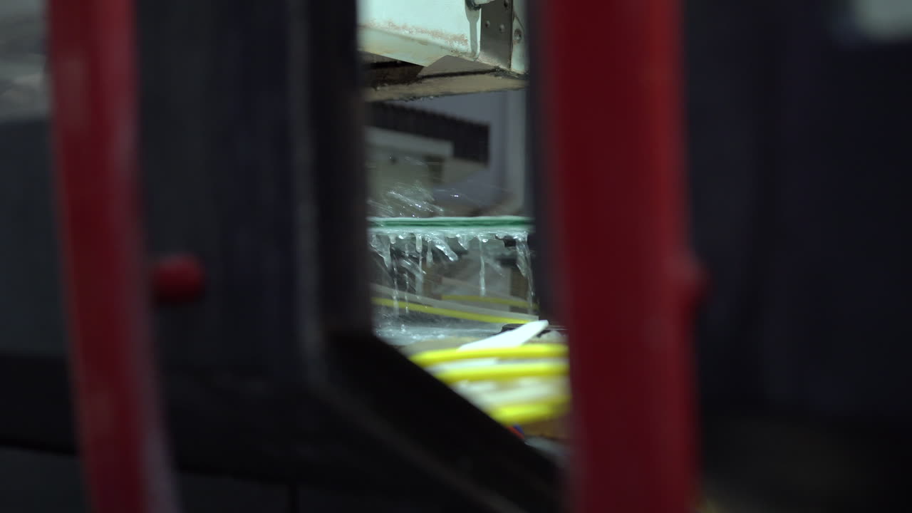 снимок фрезерования стеклянной панели на станке с чпу с водяным охлаждением через небольшое окно