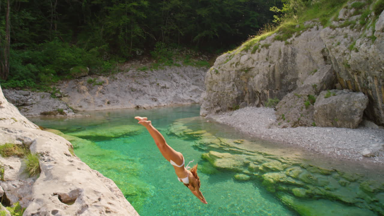 persona buceando en un río de montaña cristalino