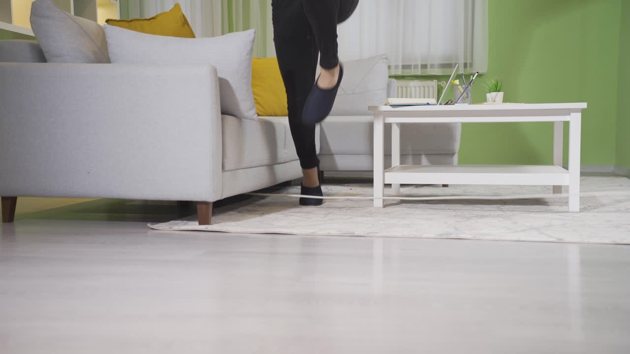 hombre incompetente y desafortunado tropieza en un cable en su casa y cae al suelo. accidentes en el hogar.