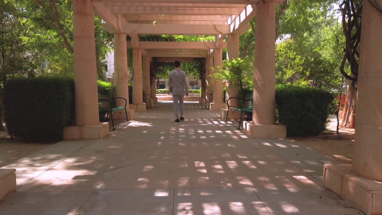 정적 샷, gq 남성 걷기, 무도회, 결혼식, 패션쇼, 화창한 오후