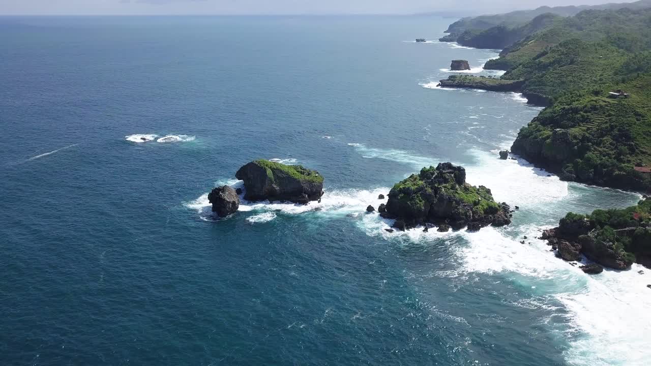 vista panorámica de las olas blancas y espumosas rompiendo en la costa rocosa de la isla timang indonesia