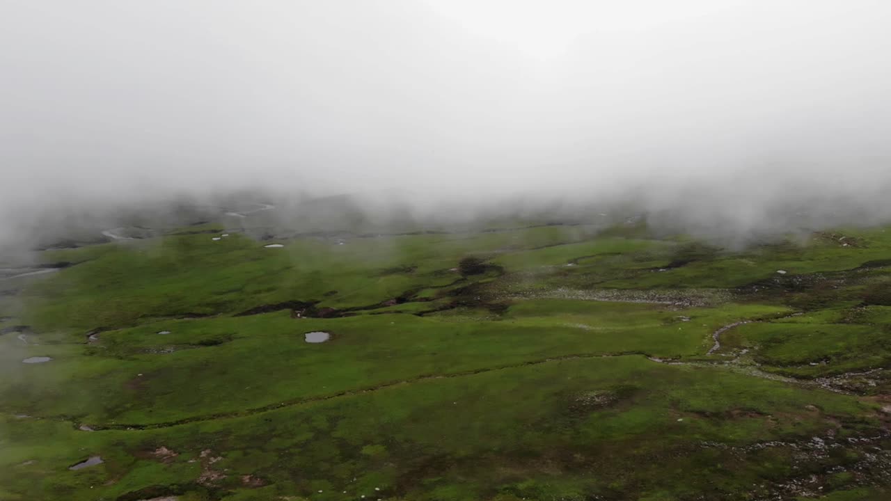 케란계곡과 자그란계곡 위쪽에 위치한 개코원숭이 정상은 니룸계곡