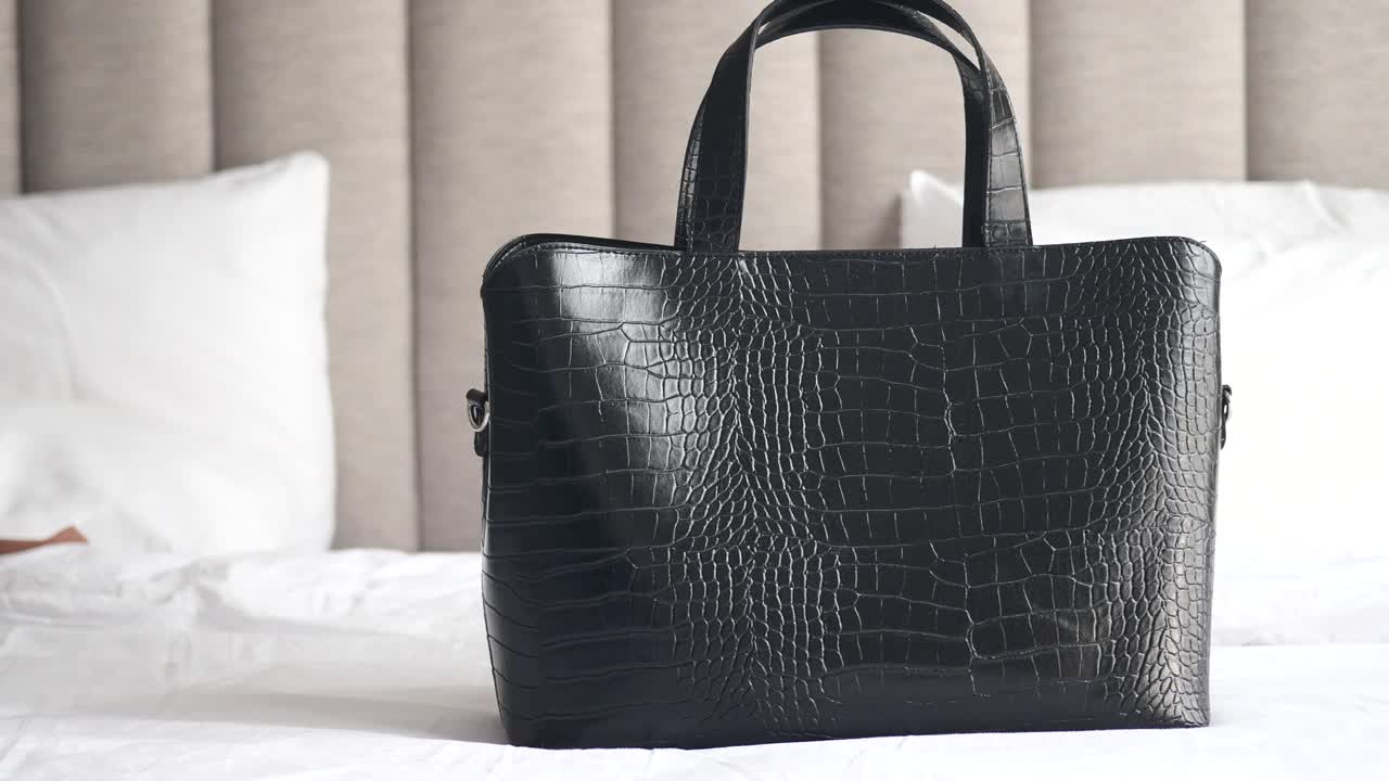 침대 위에 있는 여성 지갑, 클로즈업