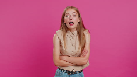 alegre divertida matona joven mostrando la lengua haciendo caras tontas, haciendo tonterías, bromeando, burlándose