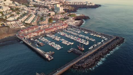 Riesiger-Pier-Mit-Booten-Und-Ikonischem-Stadtbild-Der-Insel-Teneriffa,-Luftaufnahme