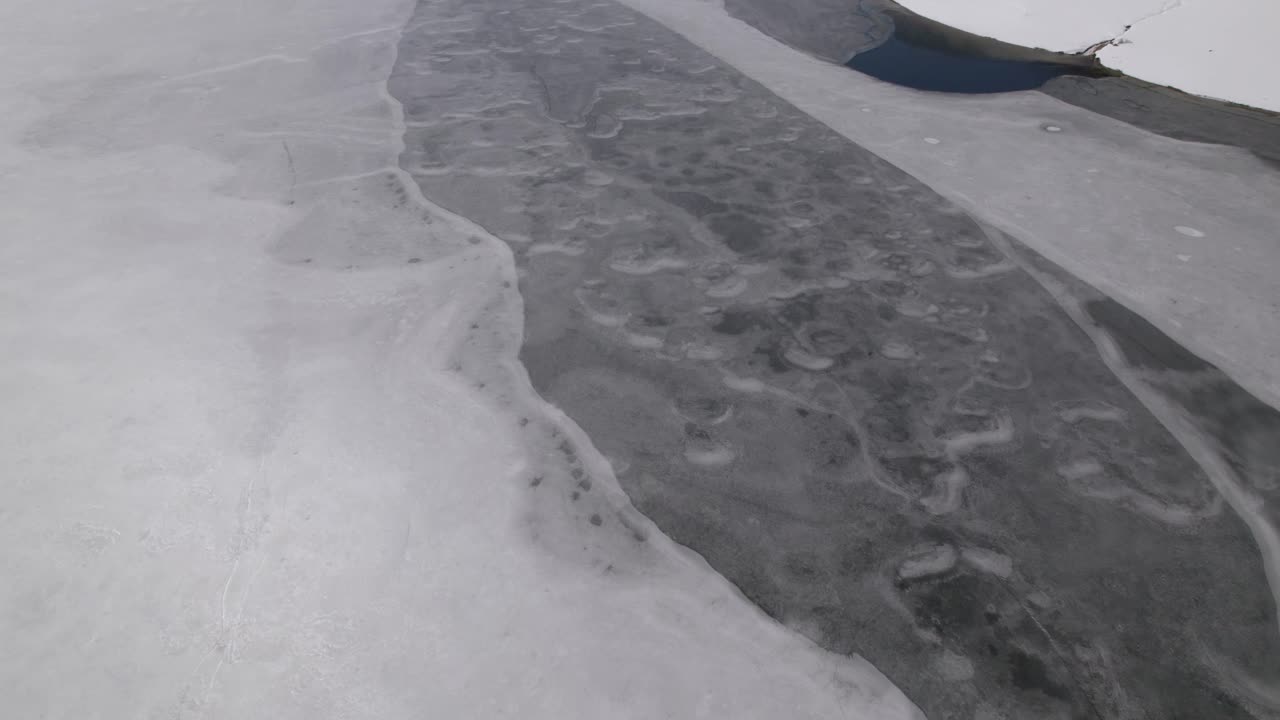 얼어붙은 호수의 드론 은 얼음 표면에 큰 모양을 드러니다.