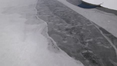 tomada de un avión no tripulado de un lago congelado que revela una gran forma en la superficie del hielo