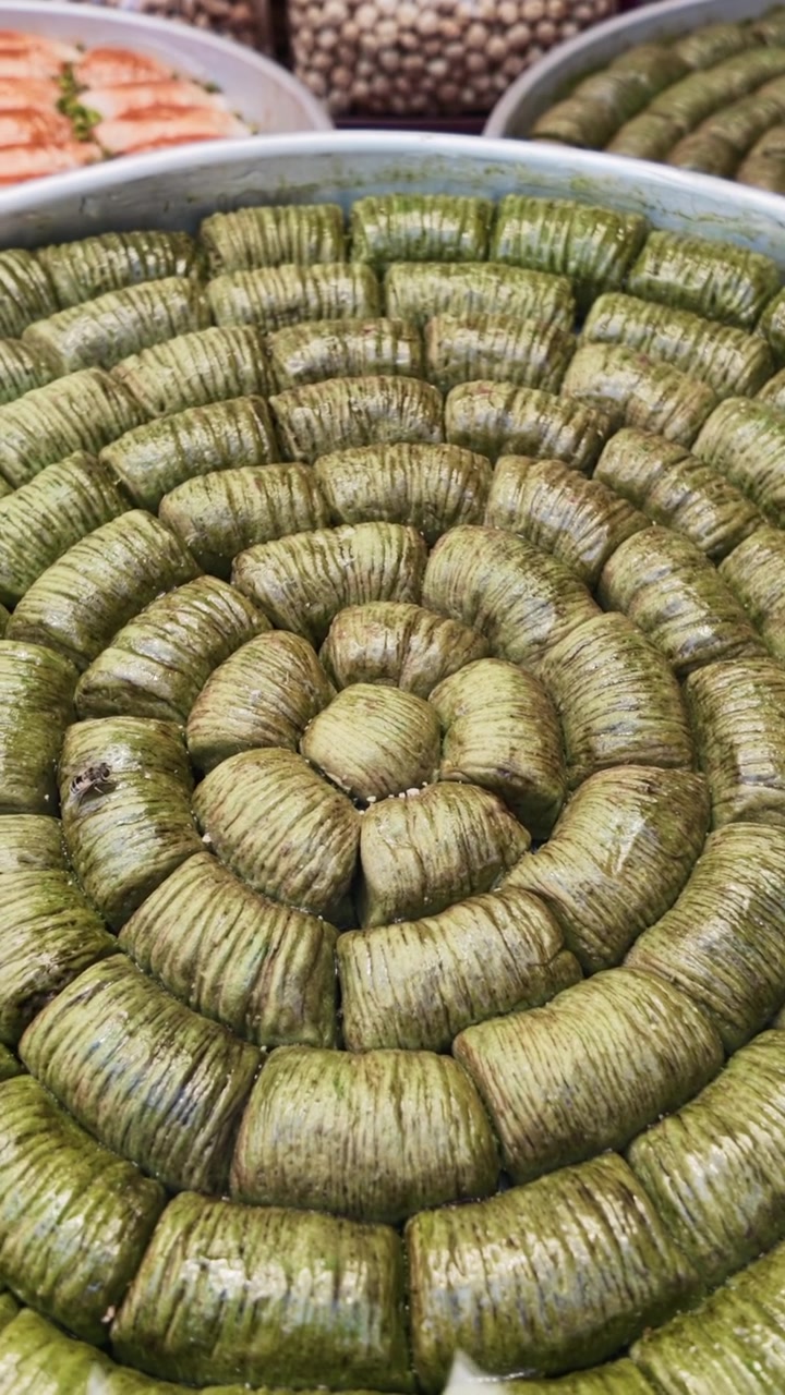Friskbagt Pistaciebaklava i en Rund Metalbakke