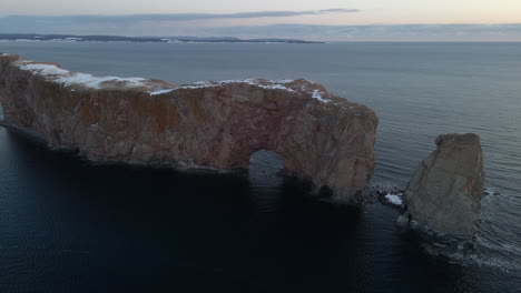 Filmische-Drohnenaufnahme-Des-Berühmten-Perce-Rock-In-Quebec,-Kanada