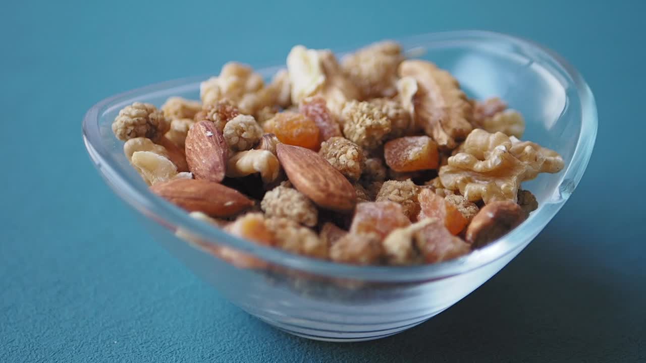 Blandede nøtter og tørket frukt i en skål