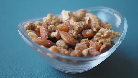 nueces mezcladas y frutas secas en un cuenco