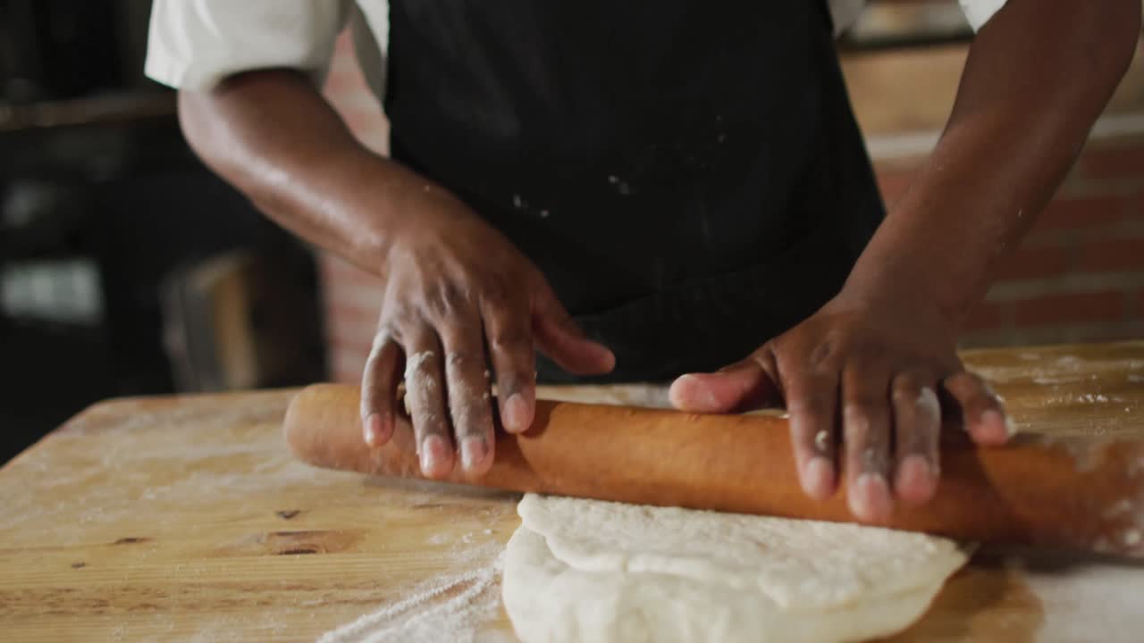 animación de las manos de un panadero afroamericano rodando masa fermentada para el pan
