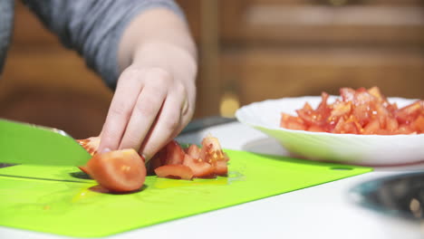 cortar tomates para la ensalada