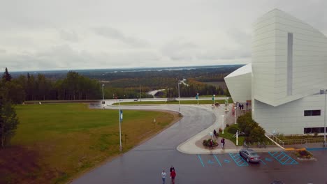 video de dron de 4k del museo del norte en el campus de la universidad de alaska fairbanks, ak durante el día de verano
