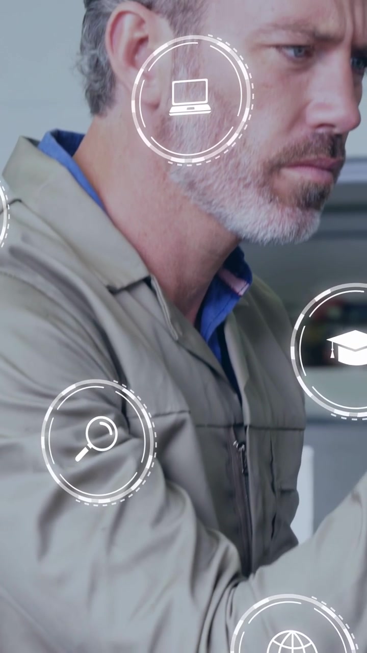 Video verticale: Mano guantata che solleva una parte, un tecnico controlla il cambio e ripara con icone AR che appaiono.