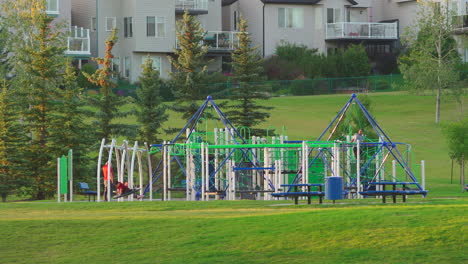 Parque-Infantil-Ubicado-En-Un-Barrio-Durante-El-Verano-En-Alberta,-Canadá,-En-Un-Campo-De-Hierba