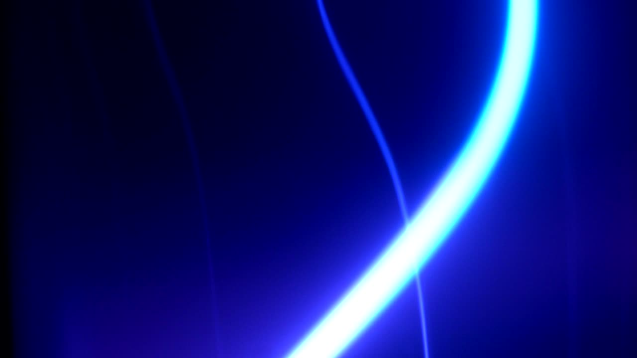 tubo de plasma con relámpago azul brillante en la oscuridad en la exposición, primer plano.