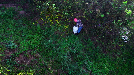 Slow-rotating-shot-of-a-worker-closing-a-bag-full-of-fresh-harvest-oranges-in-Penonome,