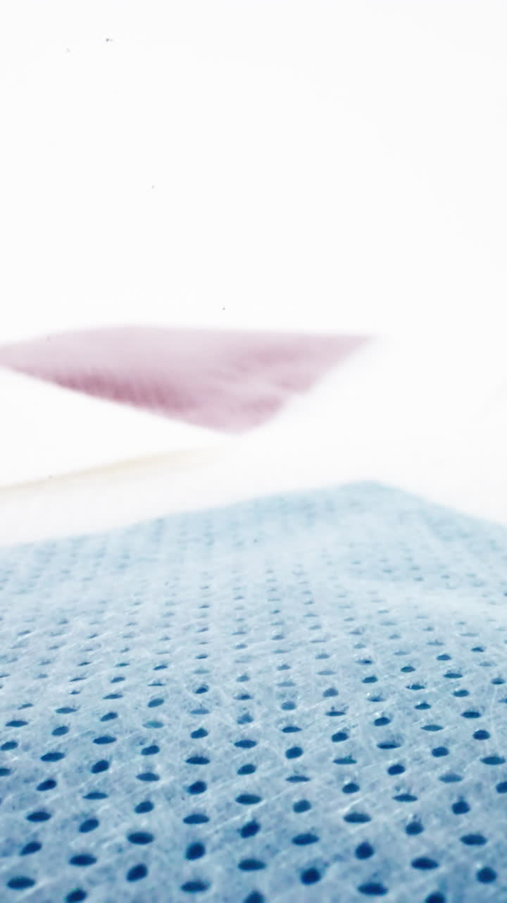 enfoque suave en variados tonos de esponjas contra un fondo blanco