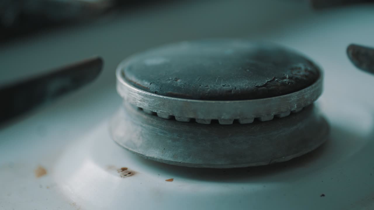 스토브 버너가 파란색 요리 불꽃으로 불타고 있습니다.