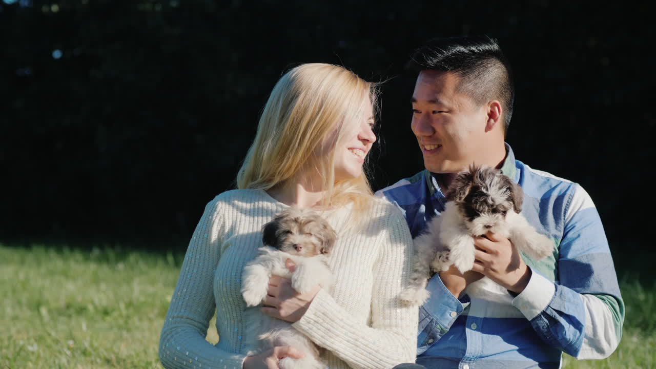 남자와 여자는 각각 강아지를 안고