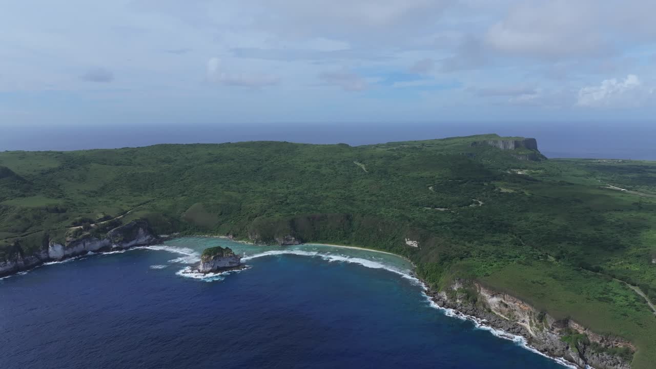 Aipan, Isole Marianne Settentrionali, Banzai Cliff, Suicide Cliff, Bird Island, North Coast, Marpi Village, Oceano Pacifico, Columnar Joints, Calcare, Formazione rocciosa, Onde che si infrangono, Mare mosso, Blu intenso, Scogliera, Impervio, V