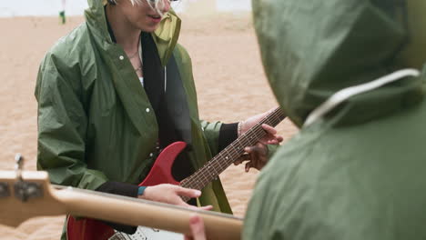 band che suona sulla spiaggia