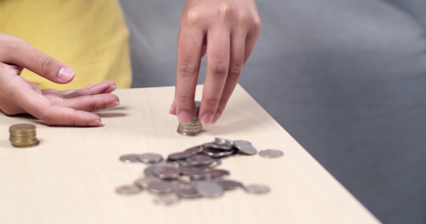 Impara tecniche efficaci di gestione del denaro attraverso il conteggio pratico delle monete