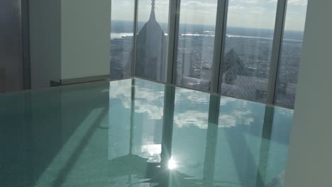 piscina de hotel moderna de lujo - luz del día que se derrama a través de la ventana - cuatro estaciones en filadelfia, pa