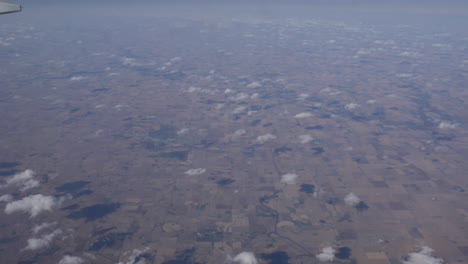 vista aérea de américa por encima de las nubes desde la ventana del avión 4k