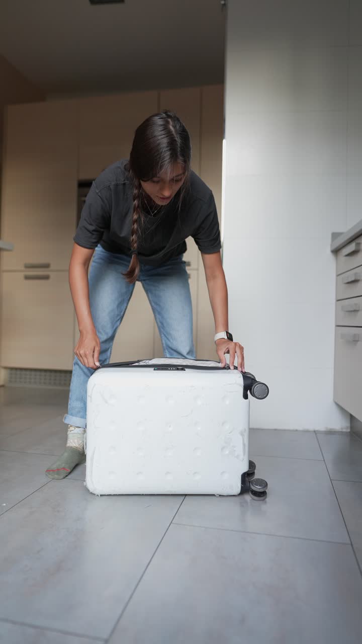 부에서 부러진 가방을 수리하는 여자.