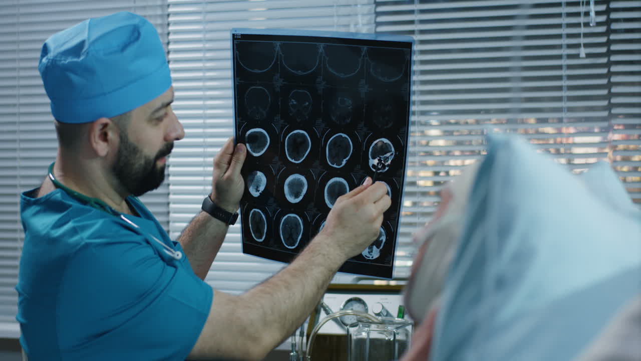 의사 가 환자 와 함께 스레이 에 대해 논의 하고 있다