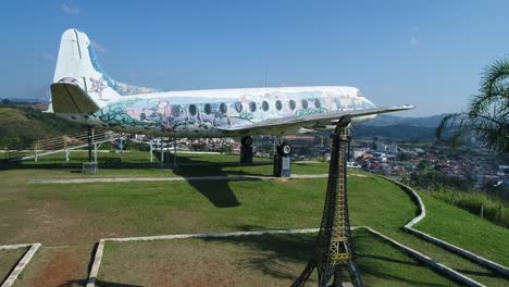 Nahaufnahmedetails,-Die-Sich-Einer-Miniatur-Des-Eiffelturms-Nähern-Und-Dann-Ein-Großes-Antikes-Flugzeug-Finden,-Wunderschön,-Glänzend,-Magisch,-Luftfahrtmuseum,-In-4k-Auflösung