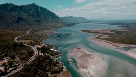 Montañas-Espectaculares-Al-Borde-Del-Estuario-De-Una-Laguna.