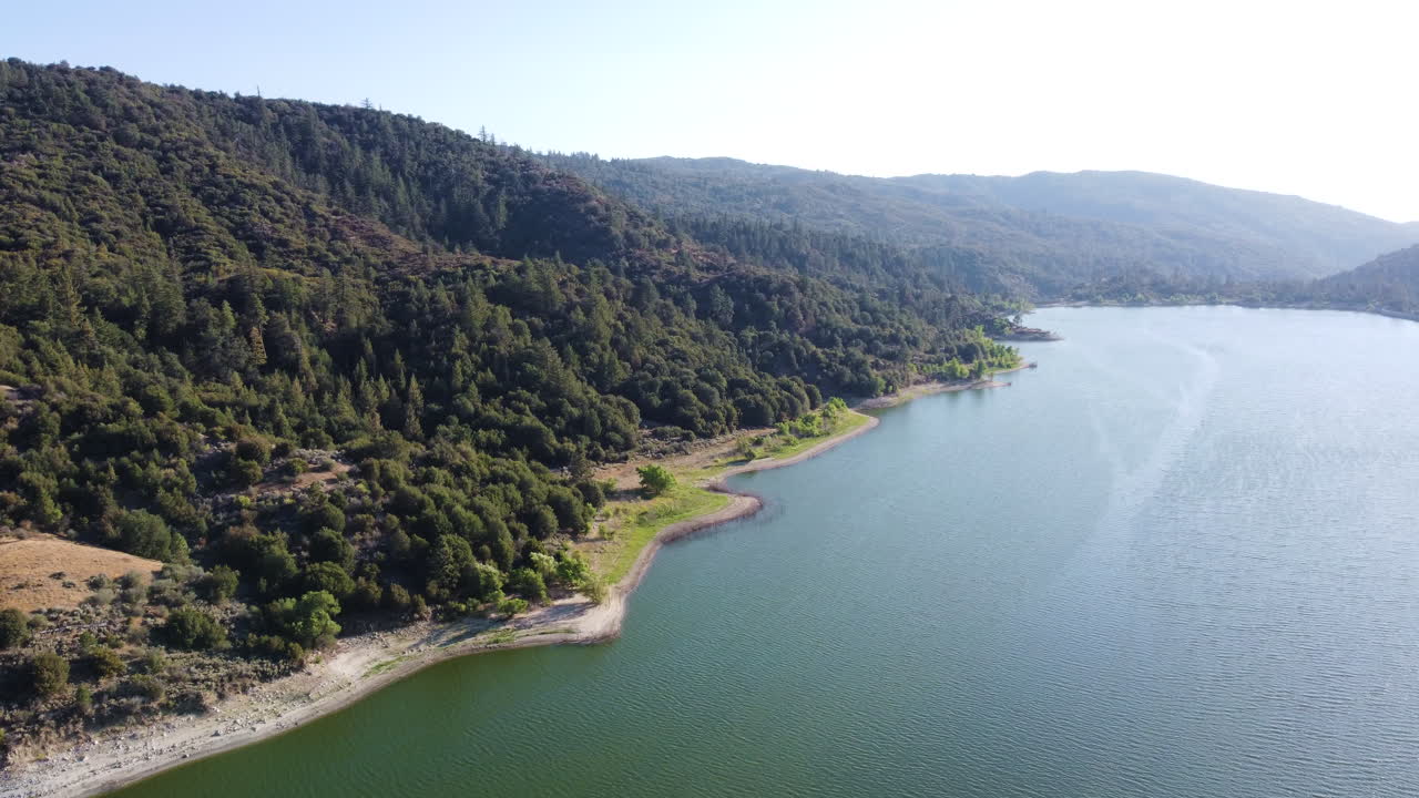 cordillera cubierta de denso bosque cerca del lago hemet, vista de drones de gran ángulo