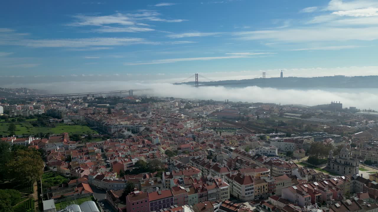 Vista aerea del fiume Tago durante un magnifico tramonto, con la nebbia che avanza.