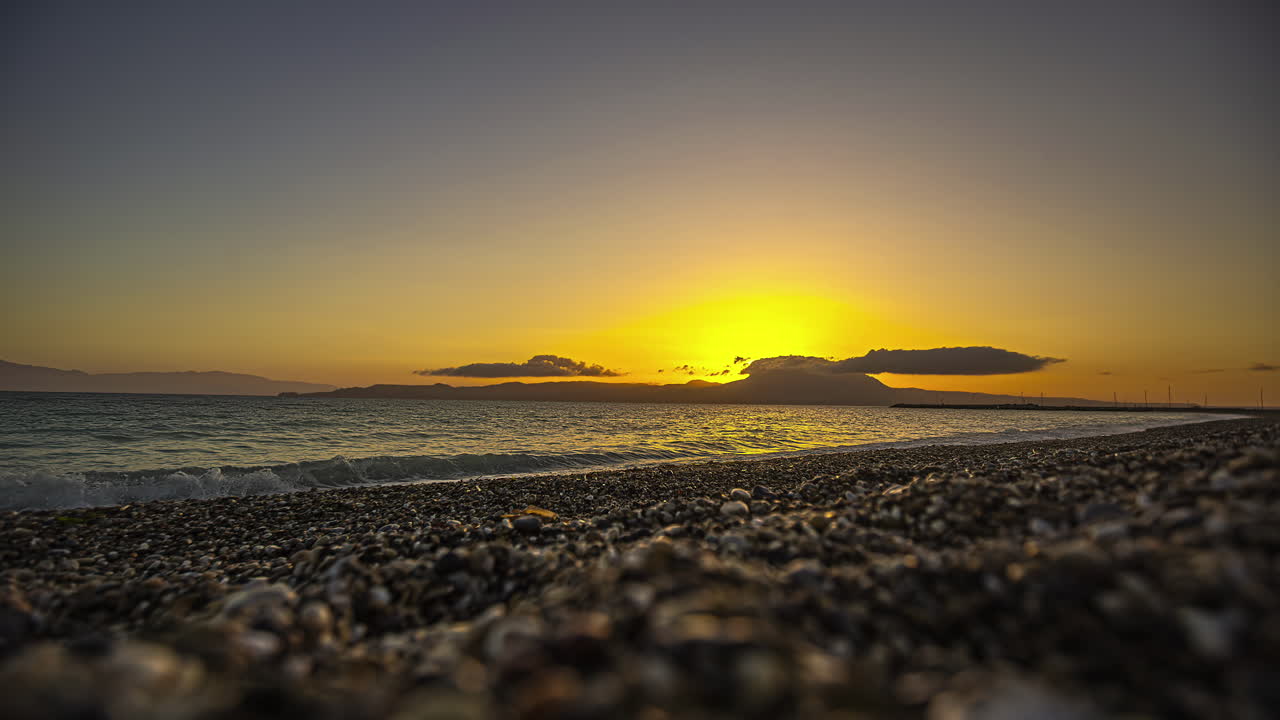 바위 해변에서 해가 뜨는 타임 스 (sunrise time-lapse at the pebble stone beach)