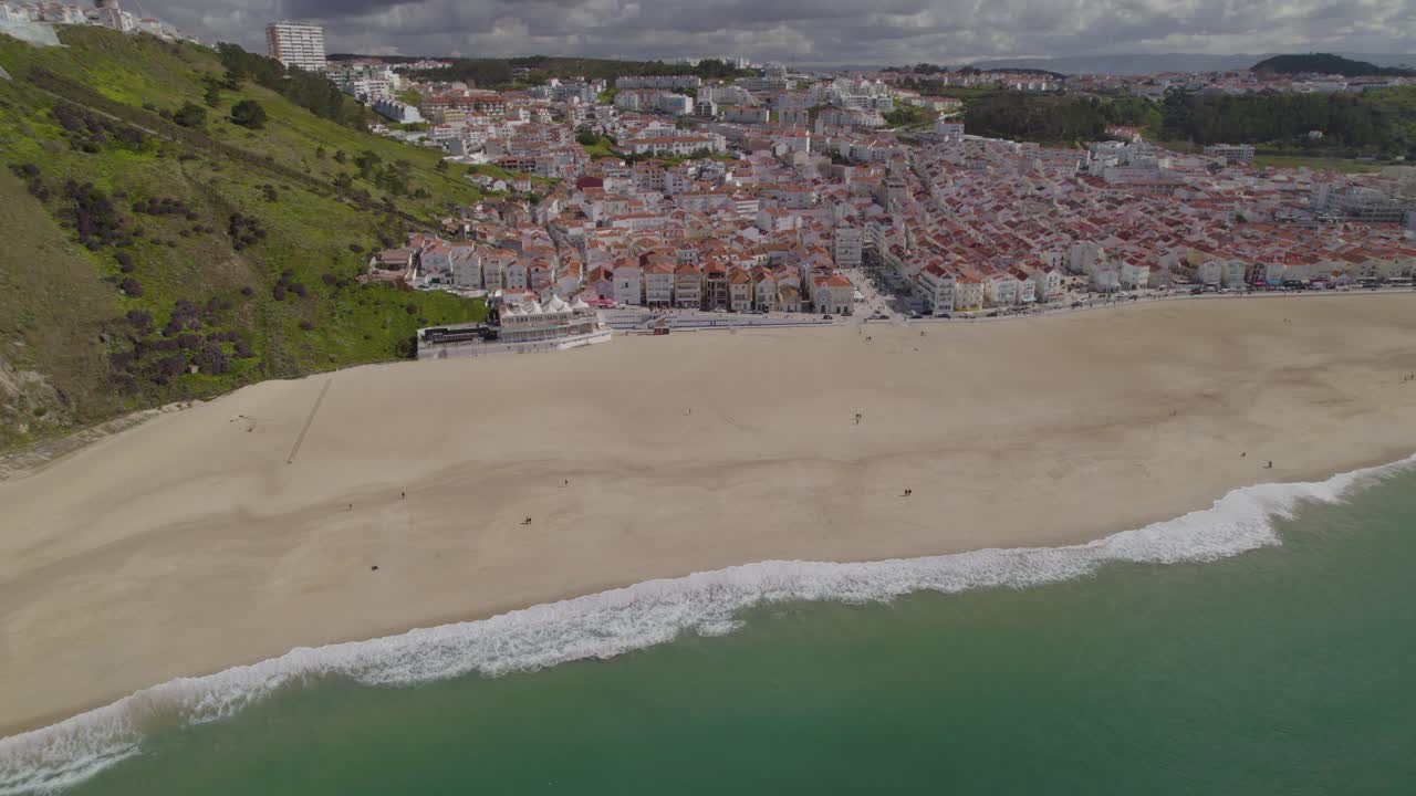 fotografía aérea con un impresionante panorama de nazare, portugal, con su playa de arena y vacía