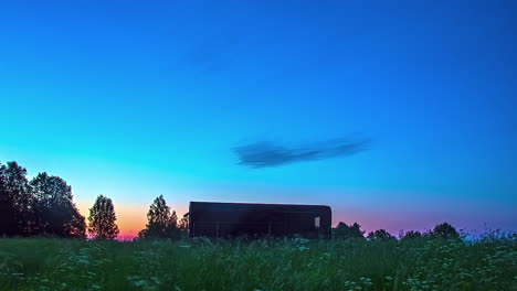 cabaña de madera termo con cielo colorido desde el atardecer hasta la noche