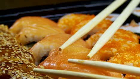 los rollos de sushi japoneses con palillos giran