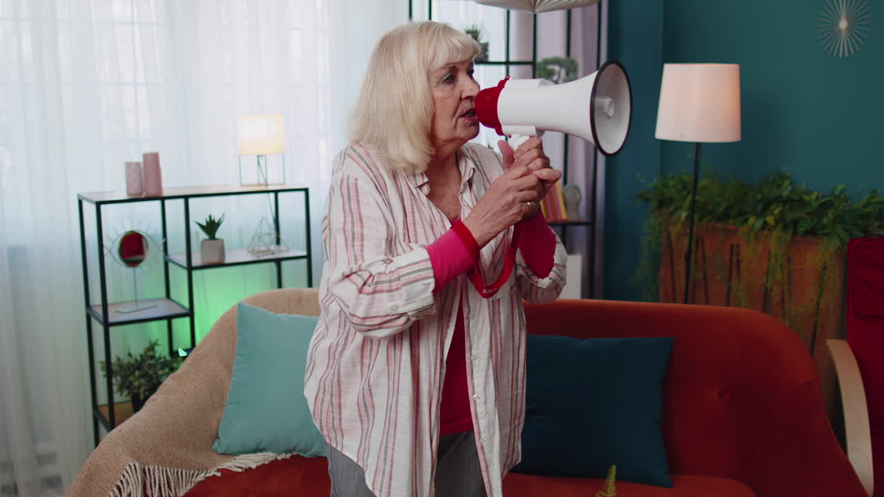 Anziana nonna urla in un megafono annunciando sconti per la vendita immobiliare. Affrettati!