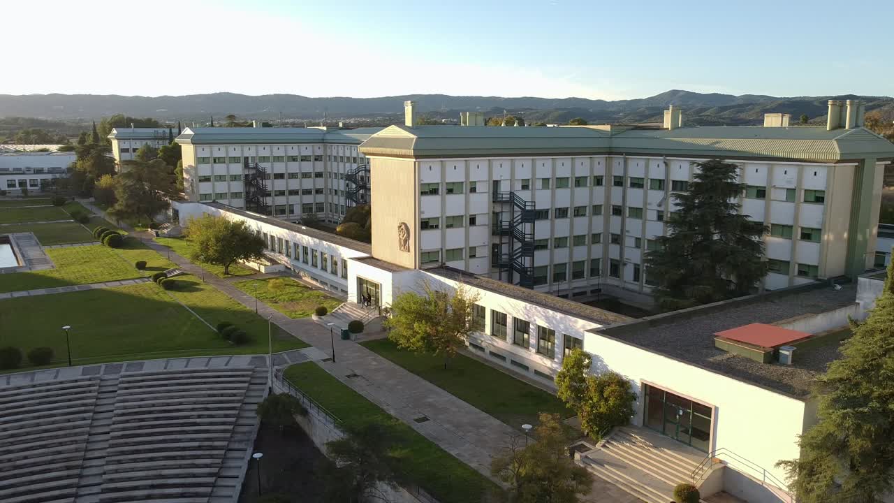 Aerial view of the Rabanales University Campus in Córdoba. It shows faculty buildings, large green areas, and the outdoor amphitheater
