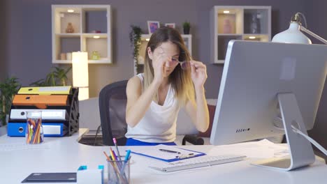 La-Mujer-De-Negocios-Está-Completando-El-Proyecto-En-El-Que-Está-Trabajando-Y-Relajándose.