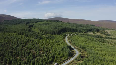 Vista-Aérea-De-Una-Sinuosa-Carretera-De-Montaña-Vacía-En-Las-Montañas-De-Wicklow-En-Un-Día-Soleado