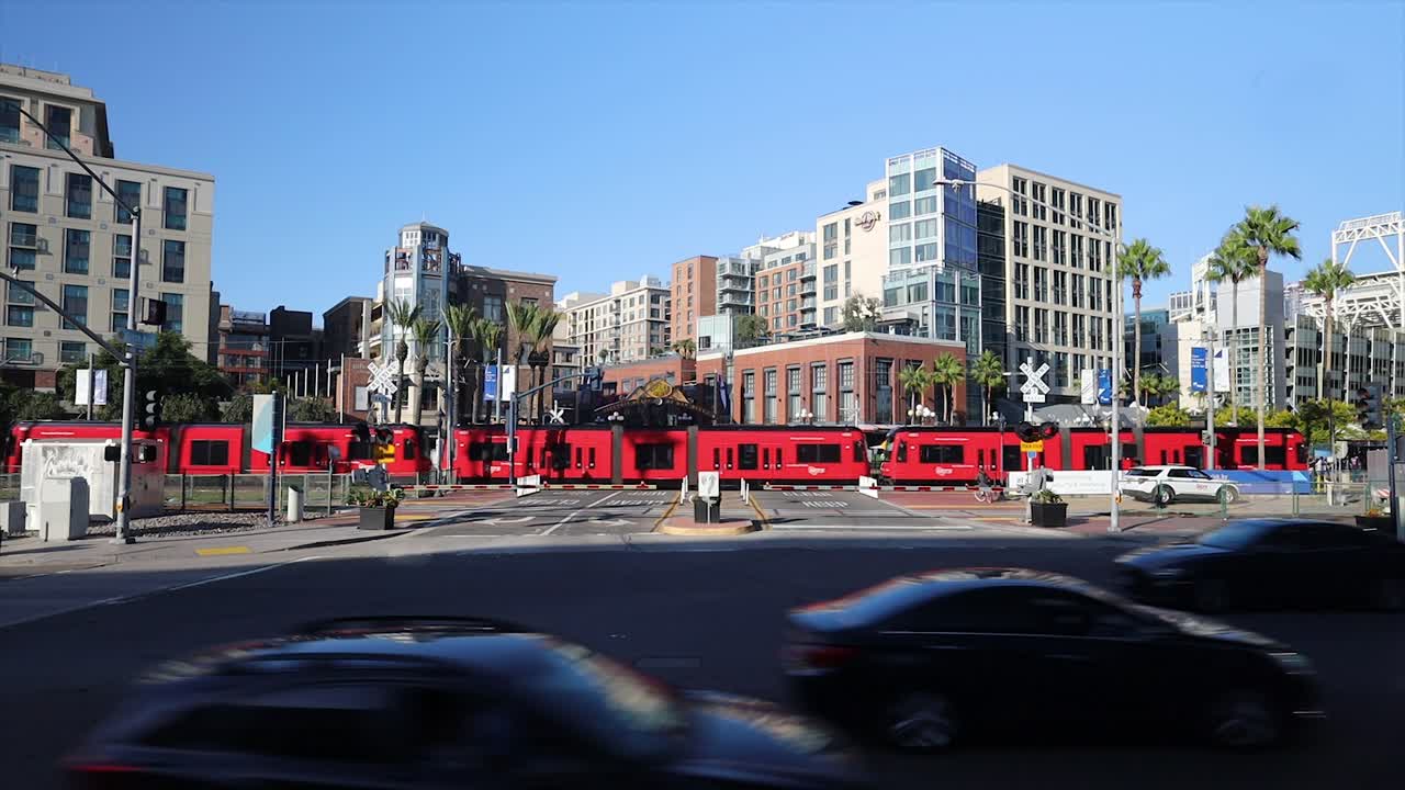 샌디에이고의 가스 램프 터 표지판의 4k 스은 9 월 26 일과 9 월 23 일의 파란 하늘 아래에서 지나가는 트롤리와 자동차와 함께