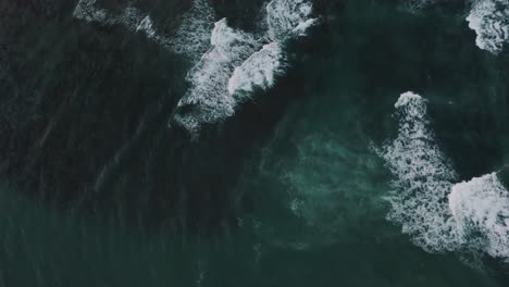 Antena-De-Arriba-Hacia-Abajo-De-Las-Olas-Del-Océano-Azul-En-Costa-Rica-Durante-El-Verano