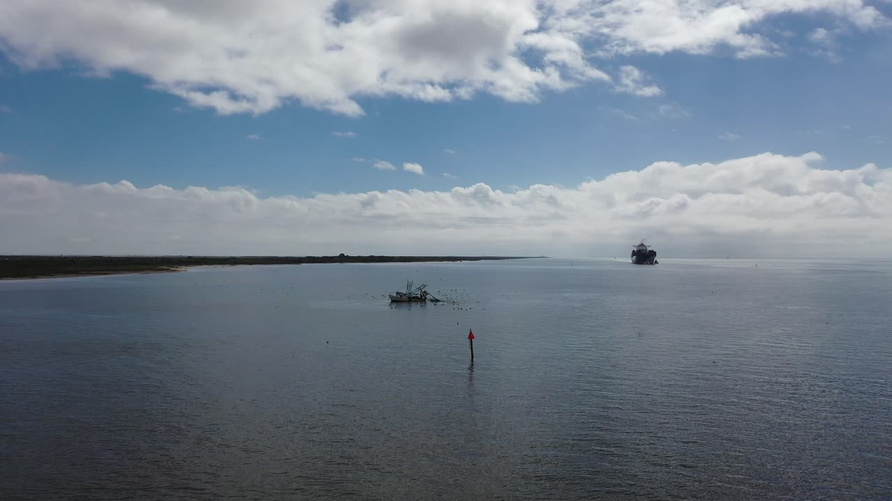arrastrero en el trabajo en el río san jacinto cerca del punto de morgan en laporte, texas
